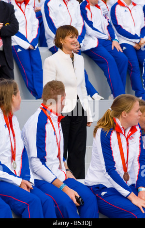 London Olympia 2008 Helden parade Team GB Trafalgar Square Baroness Tessa Jowell MP von Athleten mit ihren Medaillen Medaillengewinner umgeben Stockfoto