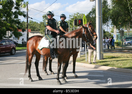 Zwei Polizisten von der Orlando Polizei Abteilung montiert Patrol Unit patrouillieren die Obama Abstimmung Anfang für Veränderung-Rallye Stockfoto