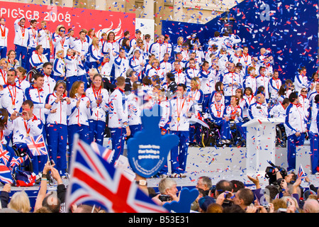 2008 Olympia-Helden, die Parade Team GB Trafalgar Square, Athleten & Publikum mit rot feiern, weiße & blau Konfetti fliegt um Stockfoto