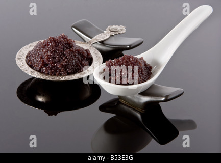 Russischen Kaviar serviert in einer silbernen Schüssel weißen Löffel Stockfoto