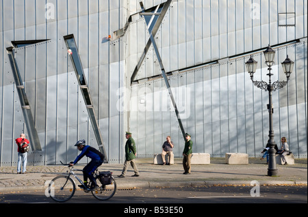 Außenansicht des metallischen Stahlwände Judisches oder Jüdisches Museum, entworfen von Daniel Libeskind in Berlin Deutschland Stockfoto