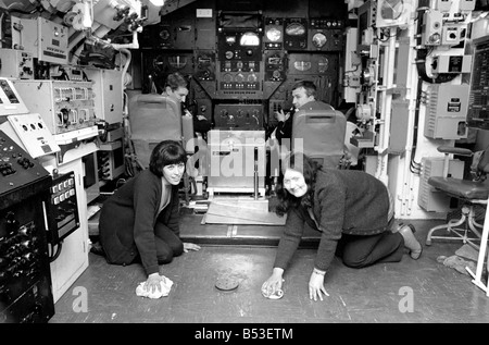 MiliThe neue Polaris-u-Boot wurde HMS Revenge bei Cammell Laird Schiffsbautechnikyards, Blrkenhead gestern in Betrieb genommen. Vor der Inbetriebnahme Service polnischen Reiniger Miss Glenys Davies und Macilyn Ellams beider Birkenhead geben dem Boden des Steuerelements Last-Minute-Zimmer. An den Reglern sind Steuermann Brian Harper und Bob Sawdon. Dezember 1969; Z11790-003 Stockfoto