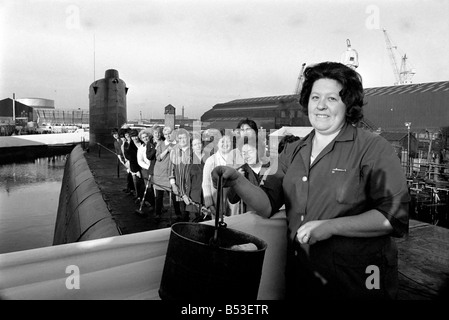 Der neue Polaris-u-Boot HMS Revenge wurde bei Cammell Laird Schiffsbautechnikyards, Blrkenhead gestern in Betrieb genommen. Die andere Mannschaft all Mrs Mopps unter der Leitung von Frau Sylvia Joinson (sie ist nah an der Kamera hält einen Eimer). Dezember 1969; Z11790-005 Stockfoto