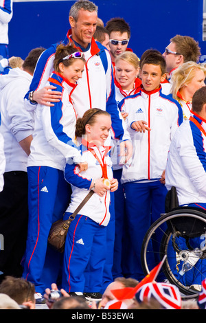 2008 Olympia-Helden Parade, Team GB, Trafalgar Square, Paralympischen doppelte Goldmedaille Schwimmer Eleanor Simmonds & Freunde Stockfoto