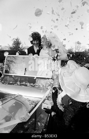 Gitarrist Alan Blakley der Tremeloes Pop Gruppe heiratete Lyn Stevens in St. Michael und all Angel Church in Sunninghill. Lord Montagu lieh ihnen Oldtimer fahren sie an der Rezeption. November 1969 Z11495-002 Stockfoto