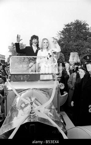 Gitarrist Alan Blakley der Tremeloes Pop Gruppe heiratete Lyn Stevens in St. Michael und all Angel Church in Sunninghill. Lord Montagu lieh ihnen Oldtimer fahren sie an der Rezeption. November 1969 Z11495-003 Stockfoto