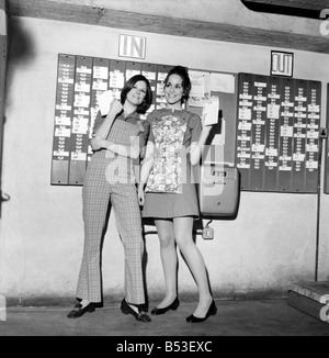 Cavendish Hotel in Mayfair, Dupont zeigte, dass Teddy Tinling Karriere Kleidung für den 70er Jahren entwickelt. Taktung in (von links nach rechts) S Stockfoto