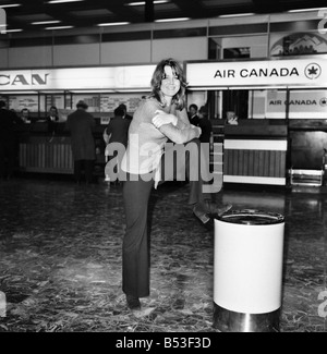 Fiona "Lewis", "22" für einen neuen Roger Vadim Film getestet verlassen von Heathrow nach New York wo sie Bildschirm sein wird. Dezember 1969 Stockfoto