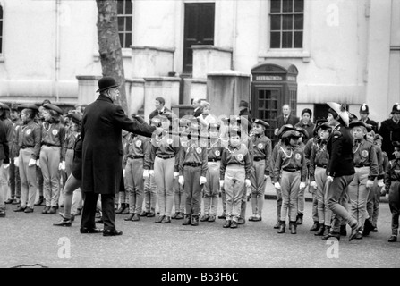 Die Pferd-Ranger des Vereins Commonwealth in Trafalgar Sqand vorgeführt wurden kontrolliert von Ex R.S.M. Ronald Britten spät von den Coldstream Guards. Die Parade der einige 150 Mädchen, die ihnen von der kompletten Band von der königlichen Marine Cadats sowie R.S.M Britten nach Whitehall Blei marschierten. Ein Kranz wurde auf die Cenopath gelegt. R.S.M Britten "putzt" die Mädchen in Whitehall mit seinem Schirm. Dezember 1969 Z11734 Stockfoto