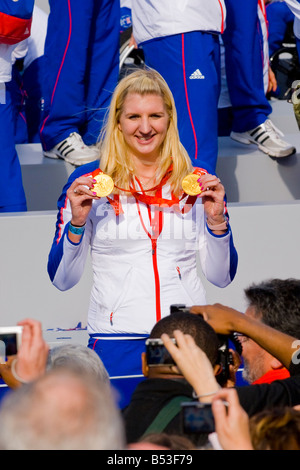 2008 Olympischen Helden parade, Team GB, Trafalgar Square, Doppel gold Schwimmer, Rebecca Adlington, zeigt Medaillen zu drängen Stockfoto