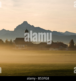 Wallfahrtskirche Maria Hilf in dem kleinen Dorf Speiden mit herbstlichen Morgennebel Allgäu, Bayern, Deutschland Stockfoto