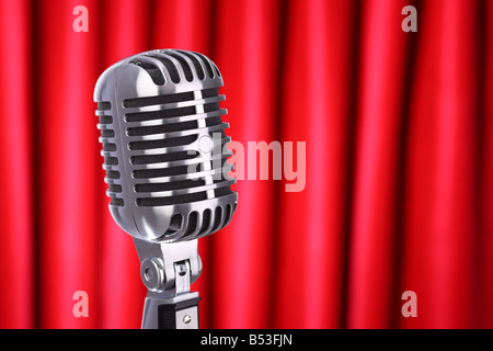Nahaufnahme eines klassischen Retro-Mikrofon mit roten Vorhang Hintergrund Stockfoto