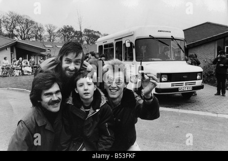 Drei Mitglieder der pop-Gruppe Lindisfarne besuchen Forellen Lane Special School in Durham City, über ein 15 000 Sonnenschein Trainer im Namen des Tyneside-Ausschusses von der Vielzahl Club of Great Britain Schüler Thomas Dean im Bild mit links nach rechts Ray Jackson Alan Hull und Ray Laidlaw 07 11 83 hand Stockfoto