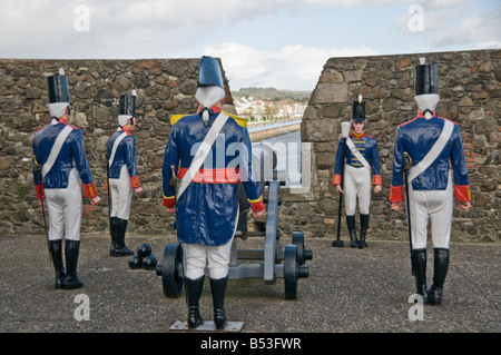 Kanone auf Wagen in Carrickfergus Castle mit Glasfaser-Mannequin von britischen Soldaten Stockfoto