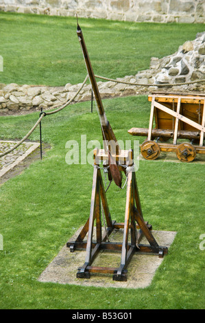 Mittelalterliches Trébuchet (Katapult) in Carrickfergus Castle Stockfoto