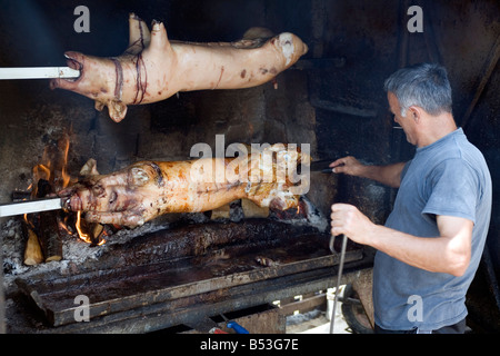 Spanferkel braten am Spieß am Straßenrand-Restaurant in Bosnien und Herzegowina Stockfoto