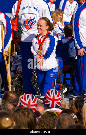 2008 Olympischen Helden parade Team GB, Trafalgar Square, Paralympischen doppelte Goldmedaille Schwimmer Eleanor Simmonds, lächelt an Masse Stockfoto