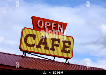 Des ländlichen Raums Schild auf Diner CAFE geöffnet Stockfoto