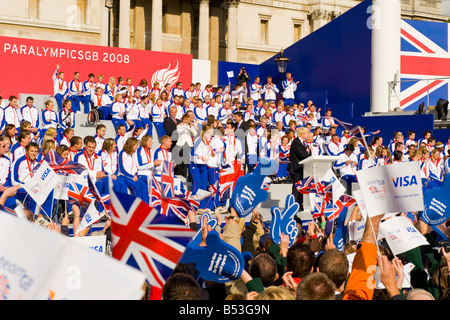 2008 Olympischen Helden parade Team GB, Trafalgar Square, Oberbürgermeister von London, Boris Johnson, jubelnde Athleten & Menge Gespräche Stockfoto