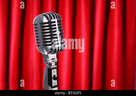 Classic Retro-Mikrofon mit roten Vorhang Hintergrund Stockfoto