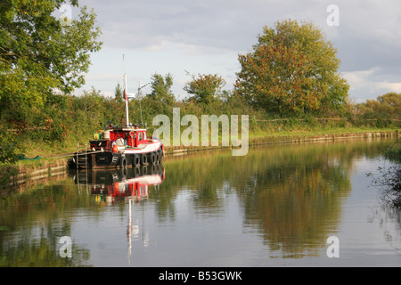 Ein Boot an den drei Schleusen, Buckinghamshire, am Grand Union Canal Stockfoto