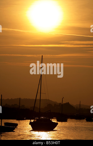 Boote bei Sonnenuntergang im Hafen von Burnham Overy Staithe Norfolk UK Stockfoto