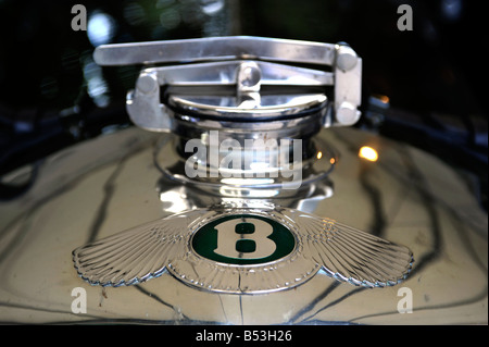 Oldtimer Bentley Auto Abzeichen und Radiator cap Stockfoto