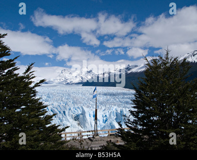 Argentinien-Flagge über dem Perito Moreno Gletscher, Patagonien, Argentinien Stockfoto
