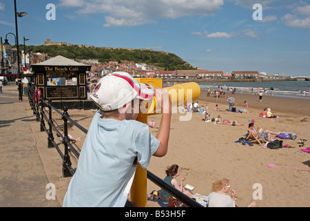 Young Boy looking durch Meer Teleskop Scarborough Stockfoto