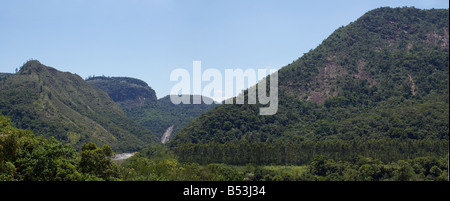 Landschaft im mittleren Tal der Itajai Fluss Santa Catarina in Brasilien Stockfoto