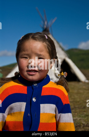 Futterstellen Mädchen Norden der Mongolei Stockfoto