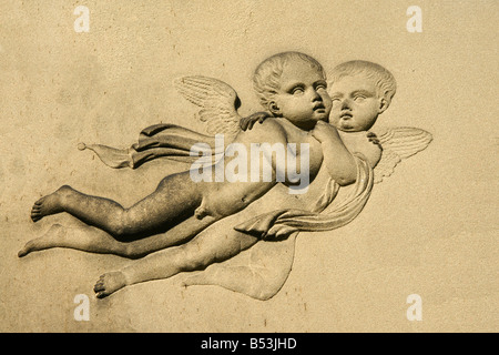 zwei kleine Winkel auf Grabstein Stockfoto