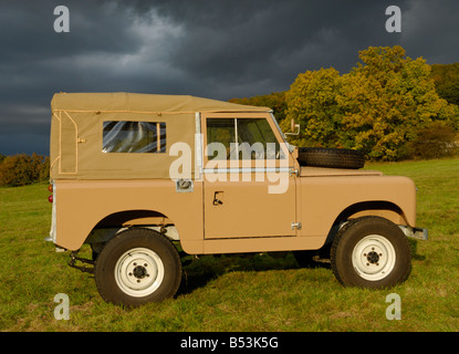 Frisch restauriert 1960er Jahre Land Rover Series 2/2a SWB Softtop in der ungewöhnlichen Farbe Sand. Stockfoto