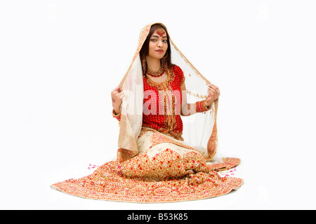 schönen Harem Mädchen oder Bauchtänzerin oder Hindu Braut sitzt isoliert Stockfoto