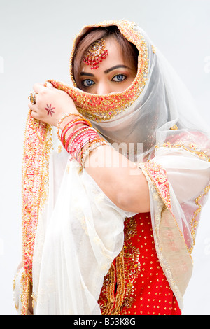 Elegante Bengali Braut mit Schleier vor Mund isoliert Stockfoto