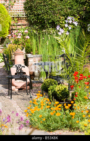 Schwarzes Eisentisch und Stühle auf einer Gartenterrasse Stockfoto