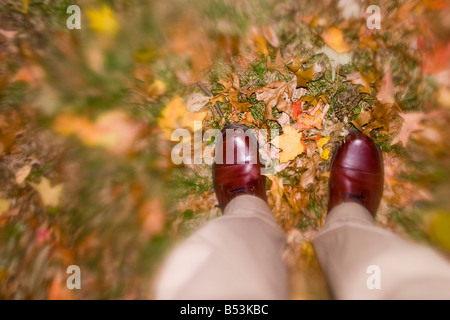 Mann s Beine und Füße stehen auf einem Blatt bedeckt Rasen Modell veröffentlicht Stockfoto