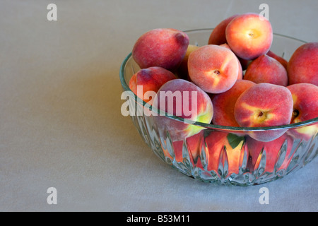 Frische Pfirsiche in eine Kristallschale Stockfoto