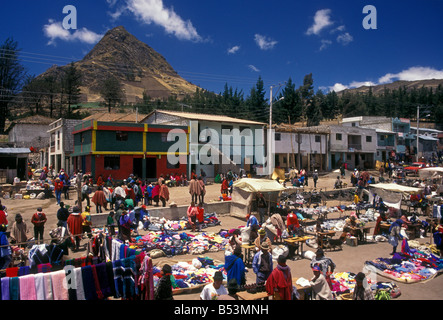 Ecuadorianer Person neue und gebrauchte Kleidung Lieferanten am Markttag Zumbahua Cotopaxi Provinz Ecuador Südamerika Stockfoto