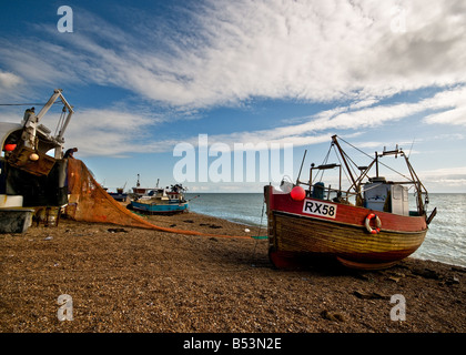 Angelboote/Fischerboote auf dem Stade bei Hastings in Sussex gestrandet. Stockfoto