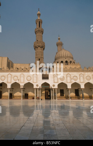 Marmor gepflasterten Innenhof mit Qaytbay Minarett und der Oberseite des Aqbaghawiyya Minarett hinter der Kuppel der Al-Azhar-Moschee in der alten islamischen Kairo Ägypten Stockfoto