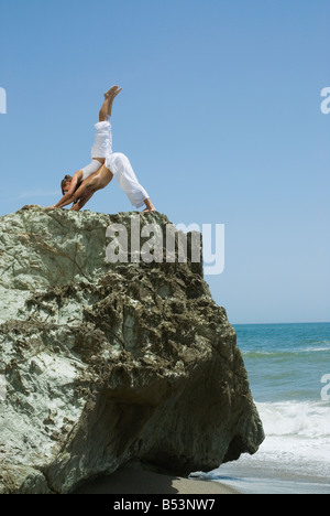 Multi-ethnischen paar tun Yoga am Strand Stockfoto