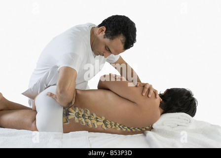 Chiropraktiker Anpassung des Mannes zurück Stockfoto