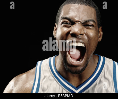 Afrikanische Basketballspieler schreien Stockfoto
