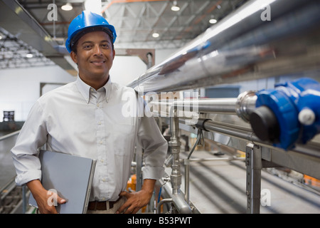 Afrikanische Manager mit Laptop in Fabrik Stockfoto