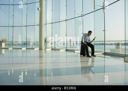 Gemischte Rassen Geschäftsmann warten am Flughafen Stockfoto