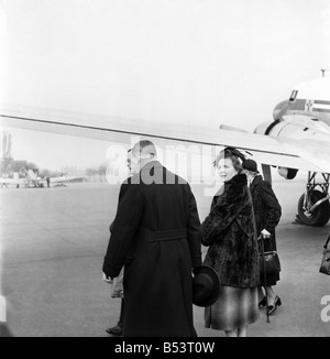 Königin Juliana von ihrem Ehemann Prinz Bernhard pilotiert kamen in Hendon RAF-Flugplatz in eine DC3 für einen Tag, eine schwere Runde Verpflichtungen zu erfüllen. Die Queen und Prinz Bernhard wird erster Besuch der Ausstellung des niederländischen zeigen, das Mittagessen mit der Königin und dem Herzog von Edinburgh am Buckingham Palace und später besuchen eine Zeremonie in der niederländischen Botschaft. November 1953 D1029-001 Stockfoto