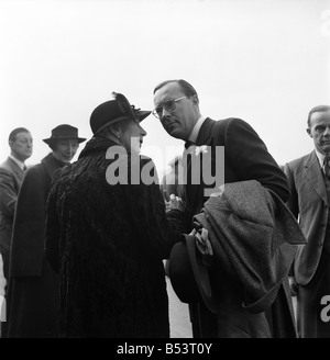 Königin Juliana von ihrem Ehemann Prinz Bernhard pilotiert kamen in Hendon RAF-Flugplatz in eine DC3 für einen Tag, eine schwere Runde Verpflichtungen zu erfüllen. Die Queen und Prinz Bernhard wird erster Besuch der Ausstellung des niederländischen zeigen, das Mittagessen mit der Königin und dem Herzog von Edinburgh am Buckingham Palace und später besuchen eine Zeremonie in der niederländischen Botschaft. November 1953 D1029-002 Stockfoto