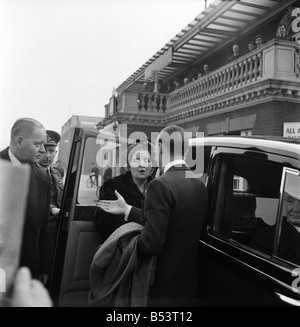 Königin Juliana von ihrem Ehemann Prinz Bernhard pilotiert kamen in Hendon RAF-Flugplatz in eine DC3 für einen Tag, eine schwere Runde Verpflichtungen zu erfüllen. Die Queen und Prinz Bernhard wird erster Besuch der Ausstellung des niederländischen zeigen, das Mittagessen mit der Königin und dem Herzog von Edinburgh am Buckingham Palace und später besuchen eine Zeremonie in der niederländischen Botschaft. November 1953 D1029 Stockfoto