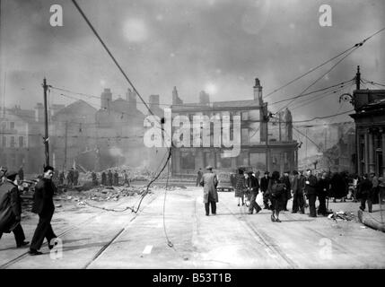 Weltkrieg zwei Luftangriff Schäden Liverpool Bombenschäden auf Liverpool Zivilisten zu Fuß unter Stromleitungen beschädigt nach der Blitz-dm-op222f Stockfoto